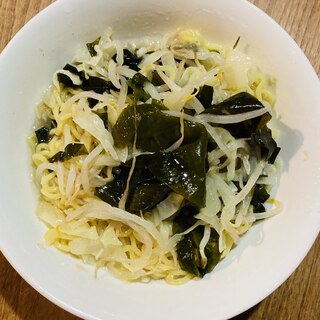 わかめともやしのピリ辛ガーリックラーメン